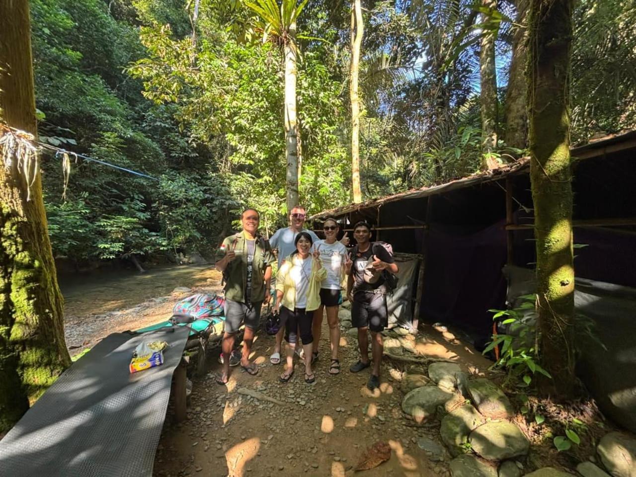 Sama Sama Homestay & Trekking Only Stay Here Book Trekking And Transport With Us Bukit Lawang Exterior photo